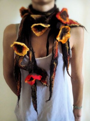 I really thought that first scarf was the worst thing ever, but then I saw this one by a completely different crazy person. By MetamorfosiAmbulante