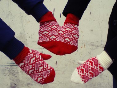 These are called Smittens. They're mittens for hand-holding, fer chrissakes. By Nijoleelze