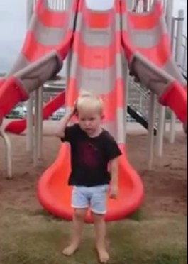 "A little boy launches into a toboggan. Unfortunately, his head up against several times the walls of the toboggan. A small incident that fun daddy."
