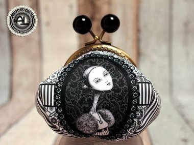 Weirdly compelling change purse. I want to make fun, but it's actually quite lovely. By AndiLeeCreations