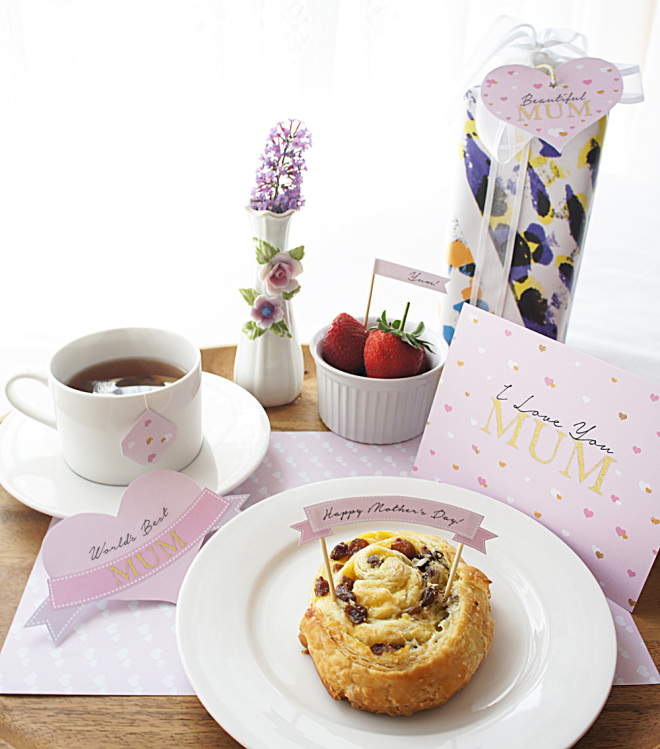 This just in! I was looking around for other Etsy posts this morning and I came across this beauty. What a great idea! It's a printable of everything you need to fancy up Mom's breakfast in bed. Kudos to seller/blogger Claudia Owen for coming up with such a lovely idea!