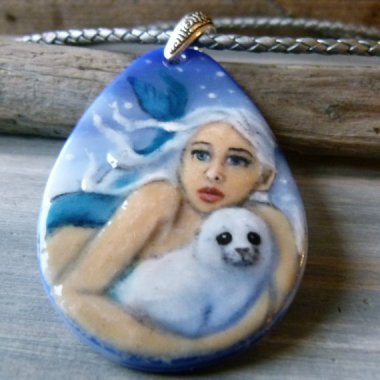 I don't know about this. Daenerys Targaryen wears a lot of skins. I think that baby seal is in danger. By ArtoftheMoment