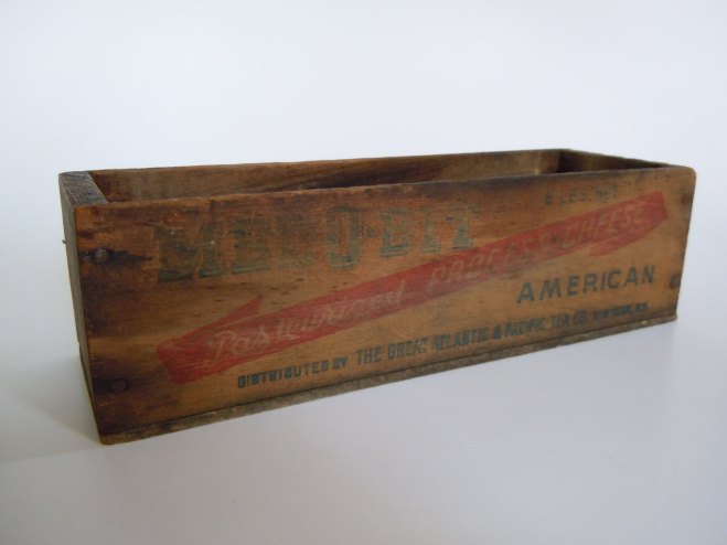 This is the Mel O Bit Vintage Wood Cheese Box I got from RoughRusticsVintage. Isn't it great?