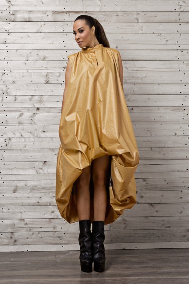 This would be a great dress choice for a sanitation-themed wedding. By Metamorphoza