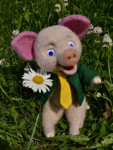 Not at all bizarre or insulting felted anniversary pig. By FluffyGiftS