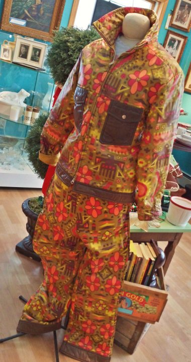 This is a vintage unisex snow suit. And by "unisex," I assume they mean "no sex." By energyforthesoul2