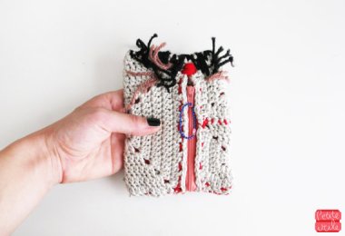 This is a crocheted vagina purse. I know. I don't see it either. By petiteutile who should maybe consult a text book. Or get a girlfriend