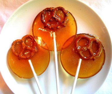 Beer and pretzel lollipops that guarantee a "beer aftertaste." Blerg. By SugarBakersBakery