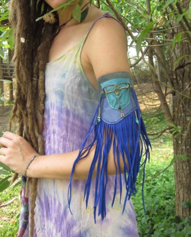 This armband pocket thingie is both adorable and useless. I'm irrationally mad at it. By inespu