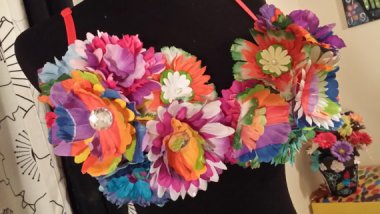 I am sorely tempted to buy this for Miss Columbia. (A local celebrity.) I think she'd love it!