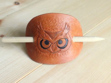 Have you always wanted to glare at people standing behind you? You're in luck!