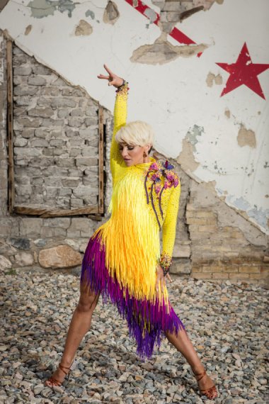 I can see how this would be effective while in motion as a ballroom dancing costume, but standing still, she looks like a Muppet.