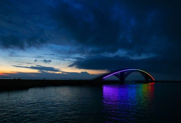 This beauty is the Xiying Pedestrian Rainbow Bridge in Magong, Penghu County in Taiwan